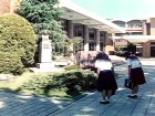 老校長に礼をする生徒